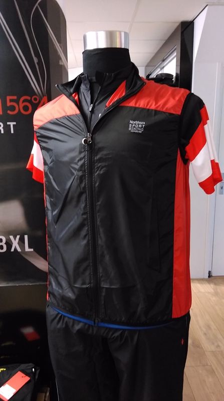 Cycling mouwloos windbreaker, zwart-rood