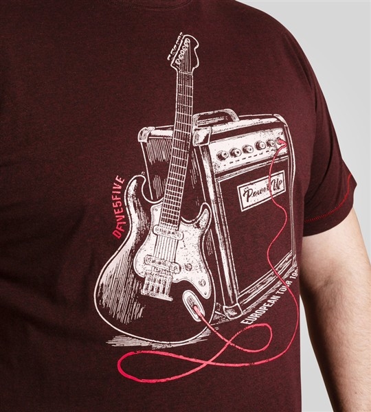 D555 T-shirt Guitar and Amp, donker rood