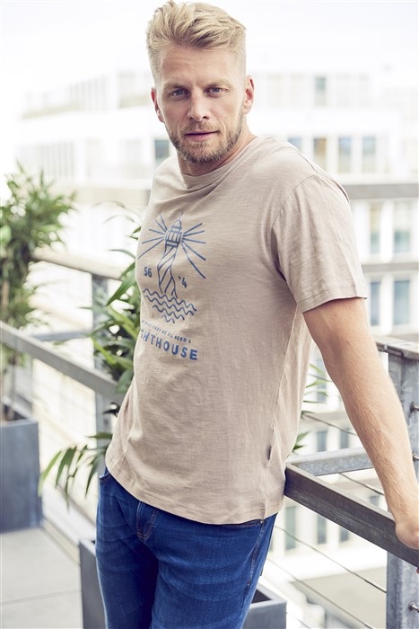 North 56°4 T-shirt print 'Vuurtoren', light sand