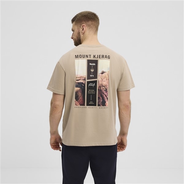 North 56°4 T-shirt rugprint 'Mount Kjerag', sand