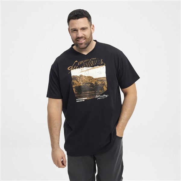 North Latitude T-shirt 'Explore the Mountains', zwart