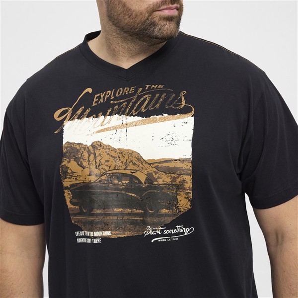 North Latitude T-shirt 'Explore the Mountains', zwart